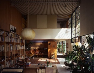 Foto cortesía de la Fundación Eames. Así luce el recibidor de la residencia Eames. 1997 